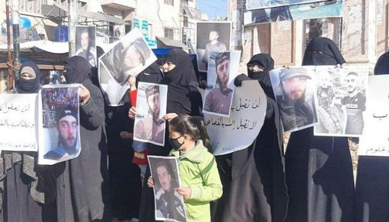 جانب من المظاهرة النسائية في إدلب