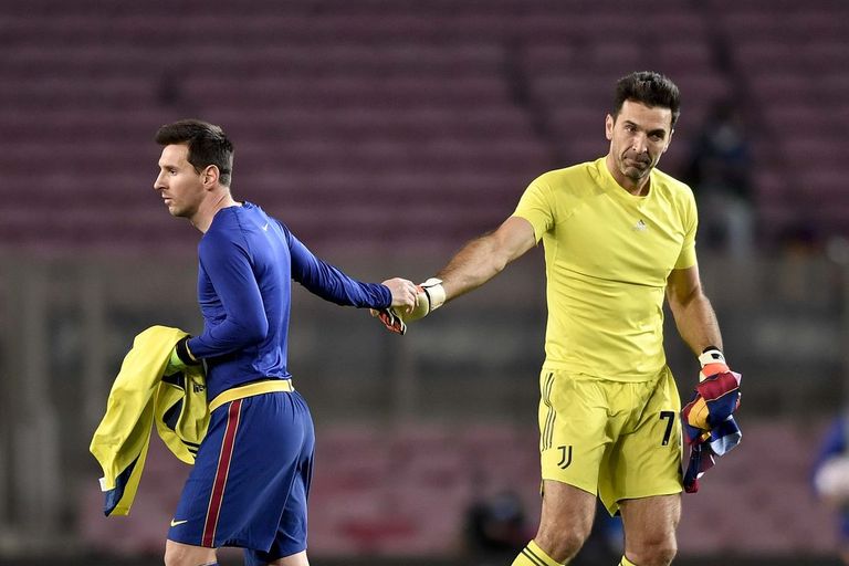 جيانلويجي بوفون حارس يوفنتوس وليونيل ميسي قائد برشلونة