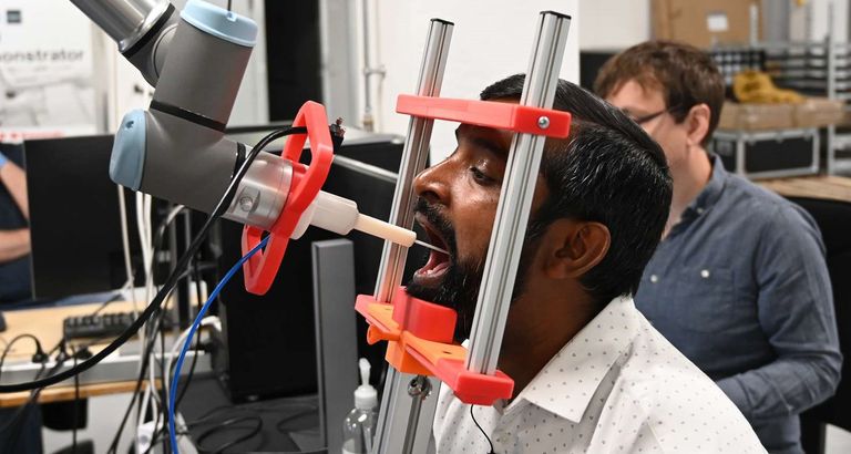 روبوتات تتصدى لأخطار الفيروس