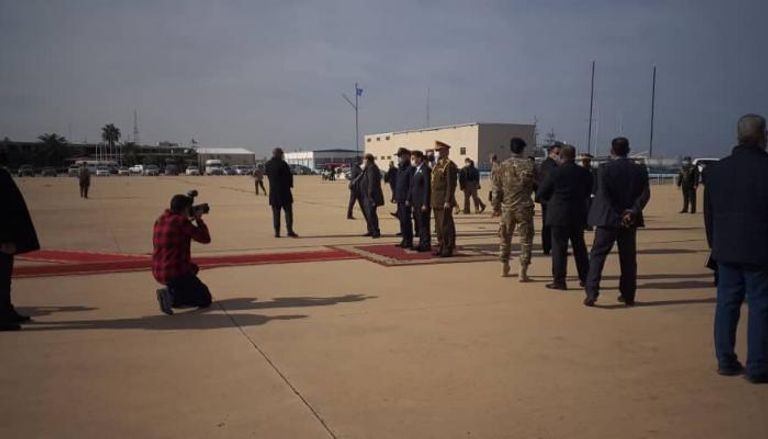وزير دفاع تركيا خلال زيارته ليبيا