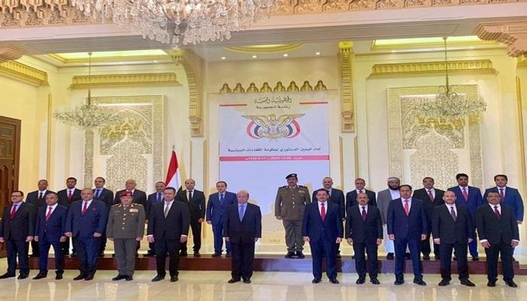 الرئيس اليمني وسط أعضاء الحكومة الجديدة