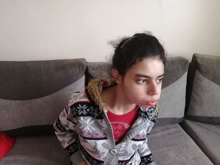 مايا.. جزائرية مصابة بمرض متلازمة ريت النادر والخطر منذ 18 عاما مايا.. جزائرية مصابة بمرض متلازمة ريت النادر