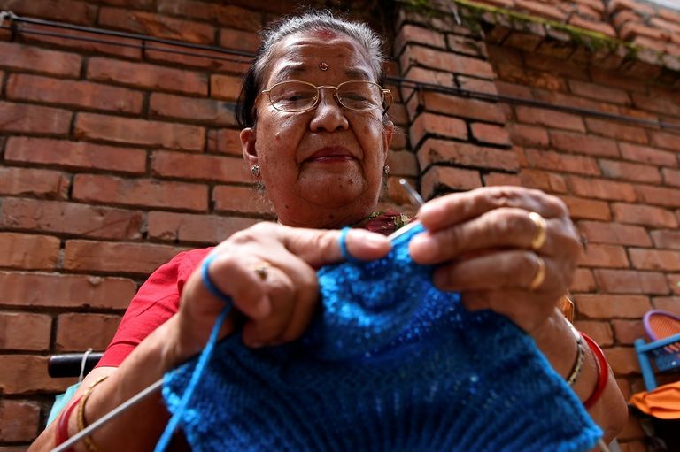 النيبالية لورينا ستابيت (يسار) وجدتها تشامبا شتابيت