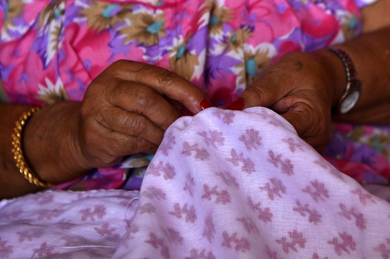 النيبالية لورينا ستابيت (يسار) وجدتها تشامبا شتابيت