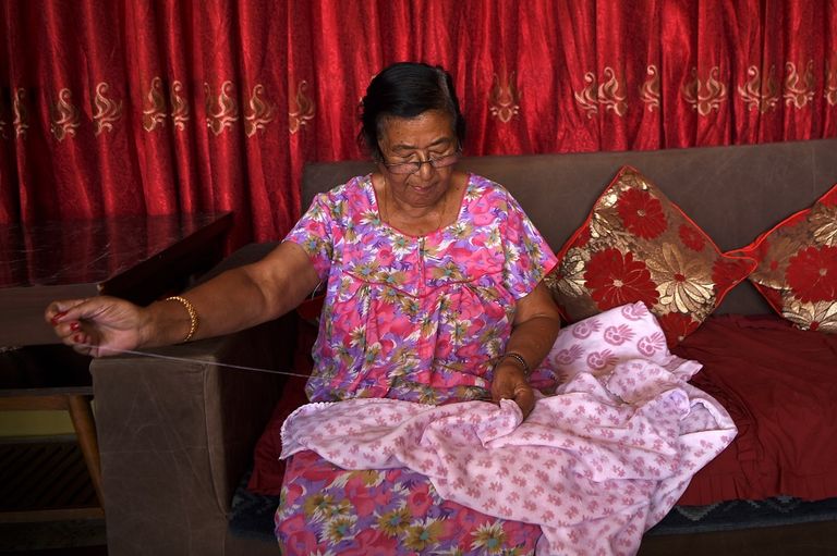 النيبالية لورينا ستابيت (يسار) وجدتها تشامبا شتابيت