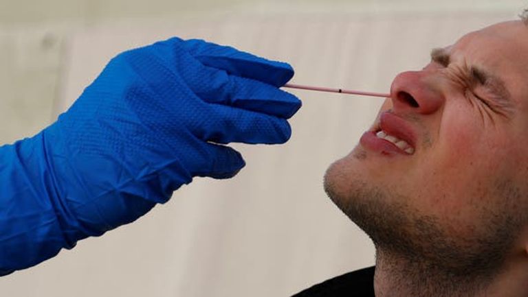 سيدة ترتدي كمامة للوقاية من كورونا باليابان