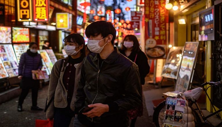 سيدة ترتدي كمامة للوقاية من كورونا باليابان
