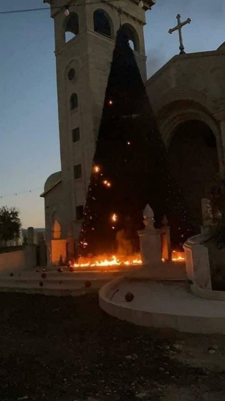 شجرة الميلاد التي تم إحراقها