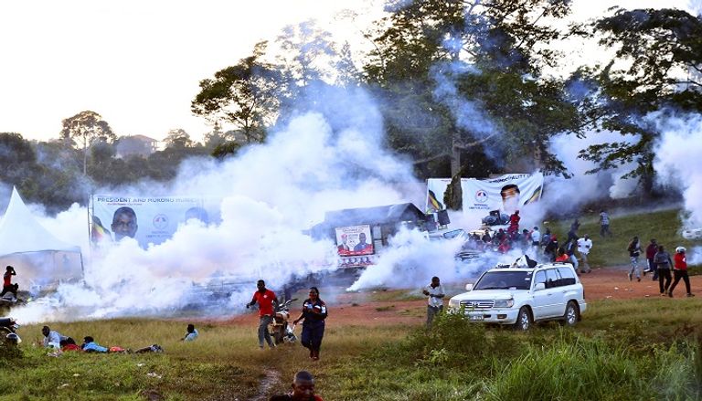 السلطات الأوغندية تفض تجمعا للمعارضة بقنابل الغاز المسيل للدموع- رويترز