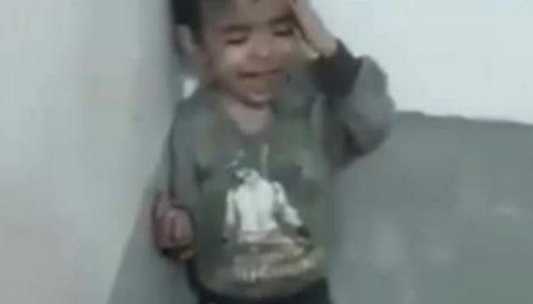 الطفل المعنف في لقطة من مقطع فيديو 
