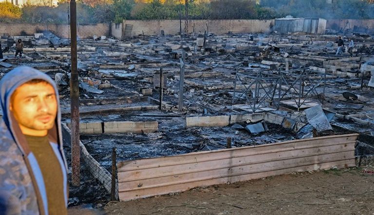 الدمار الذي خلفه الحريق في المخيم