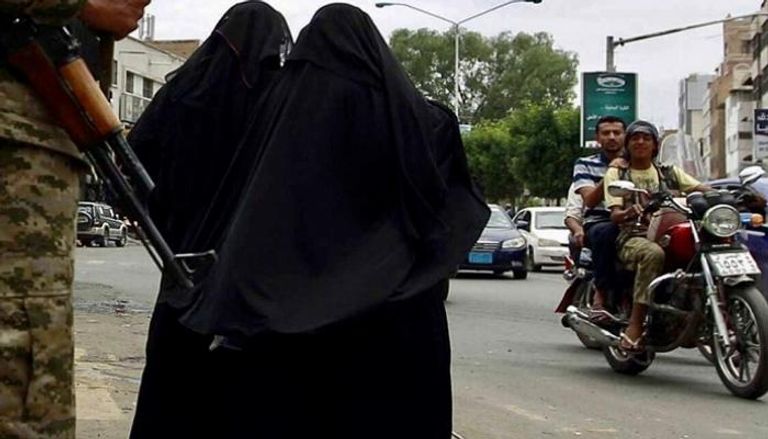 نساء يمنيات يقفن في وجه مسلحي الحوثي