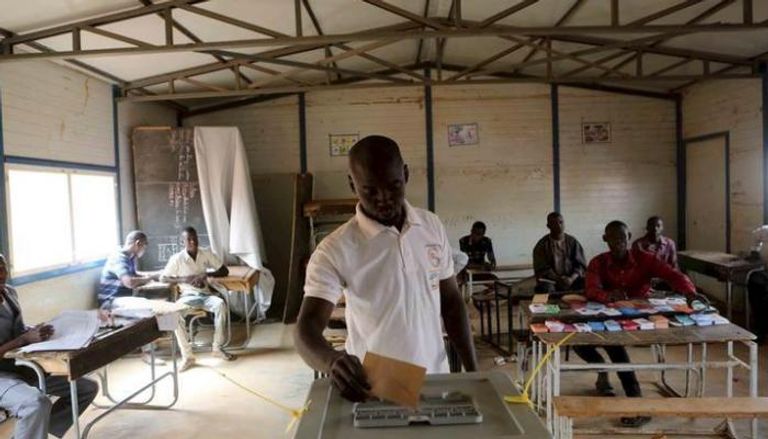 ناخب يدلي بصوته في اقتراع سابق بالنيجر