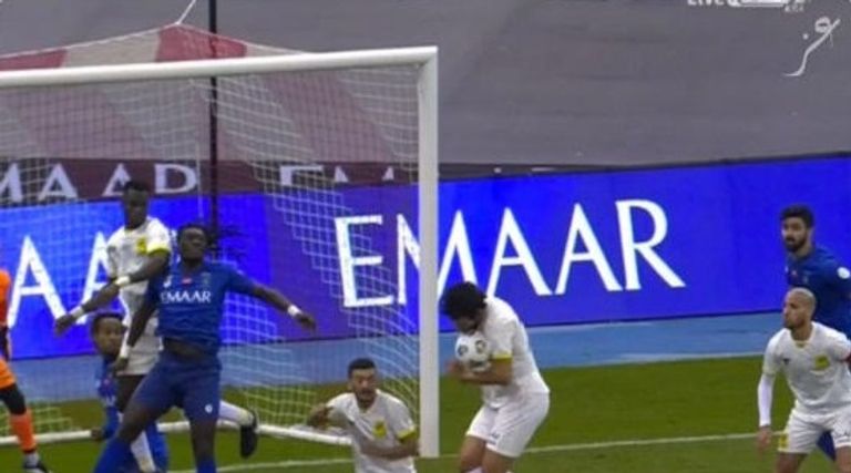 لمسة يد أحمد حجازي الهلال ضد الاتحاد