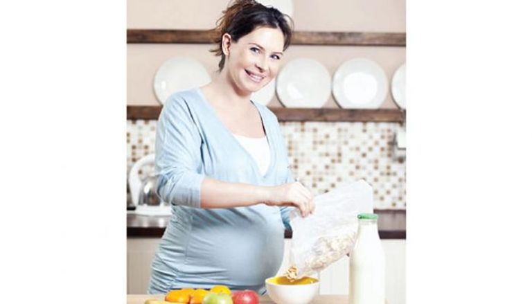 ينبغي على المرأة الحامل الإكثار من الأطعمة الغنية بالحديد