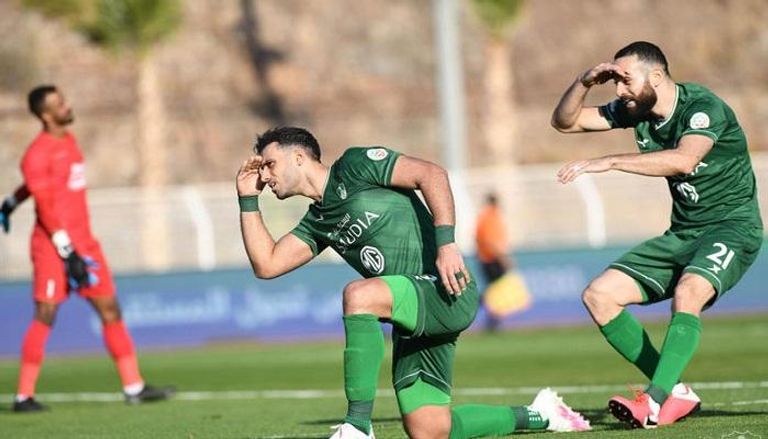 عمر السومة مهاجم الأهلي السعودي أحمد حجازي لاعب الاتحاد