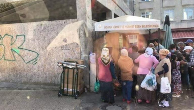 صورة لطوابير فقراء تركيا تناقلتها وسائل إعلام