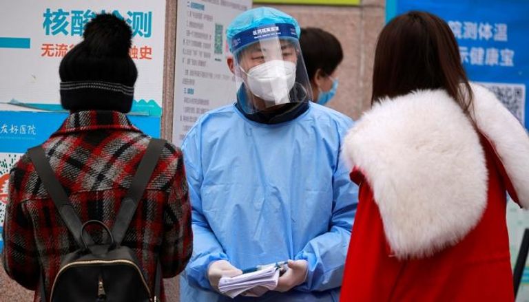 عامل صحي يرتدي معدات الوقاية الشخصية في بكين