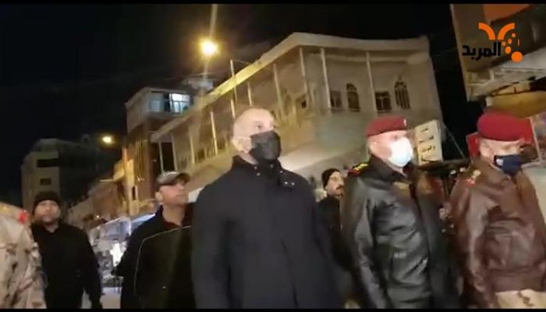 الكاظمي برفقة قادة أمنيين خلال جولة ليلة أمس ببغداد