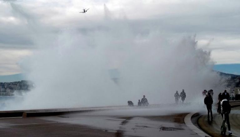 جانب من أثر العاصفة على شاطئ مدينة نيس الفرنسية
