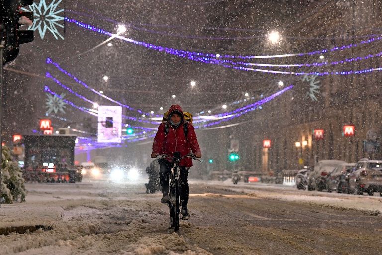 إيطالي يصور طفلته وهي تلعب على الجليد