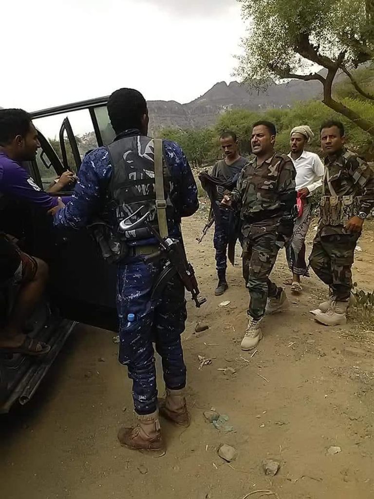 قيادي اخواني يدعى وهيب الهوري.. يعد ذراع حمود المخلافي الخفي .. وهو قيادي بارز بالجناح العسكري للإخوان بتعز صورة تظهر تفقد إحدى قيادات المليشيات لمعسكرات قطر في راسن