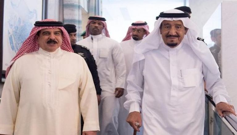 العاهل السعودي وملك البحرين خلال لقاء سابق