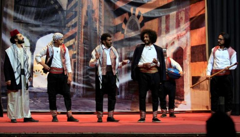 ممثلون يمنيون يتدربون عشية العرض الأول لمسرحية "فيلم يمني" الكوميدية  