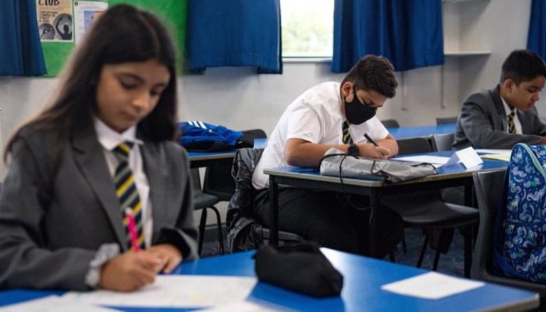 بريطانيا ستخضع الطلاب وطاقم العمل للاختبارات بصورة أسبوعية في المدارس