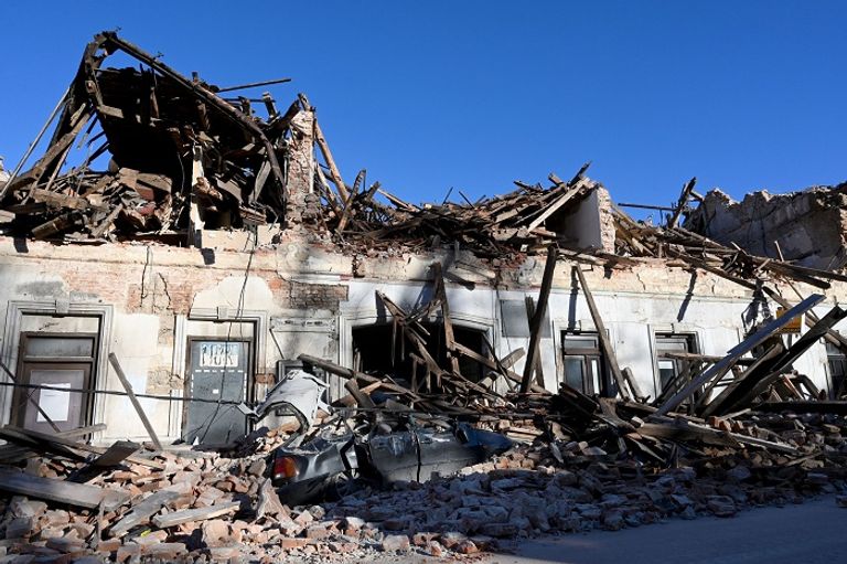 زلزال كرواتيا يدمر أبنية في بيترينيا