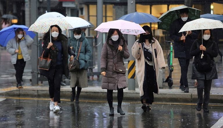 نقل مصاب بكورونا إلى المستشفى