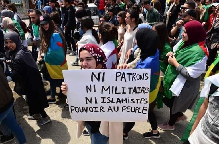 لافتة في حراك الجزائر ترفض حكم الإخوان جزائريون يرفعون لافتة بها مطالب إنهاء تزوير الانتخابات - أرشيفية