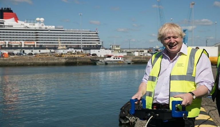 جونسون يعد أحد القوارب للصيد - ميرور