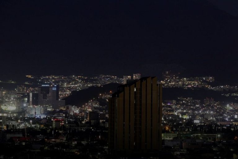 بناية بالعاصمة المكسيكية وقد انقطعت عنها الكهرباء أمس الإثنين