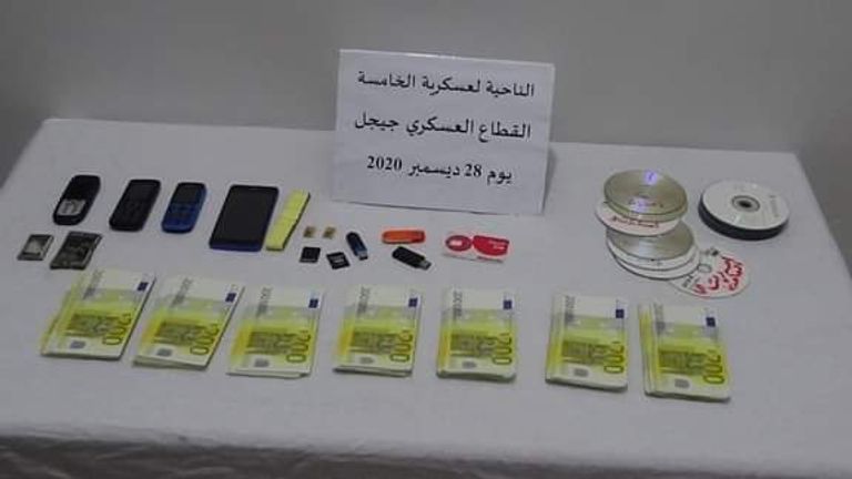 المبالغ التي تم ضبطها أحد مـخابئ الإرهابيين التي دمرها الجيش الجزائري