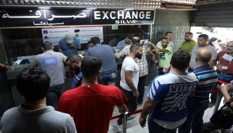 لبنانيون متكدسون أمام شركة صرافة - رويترز 