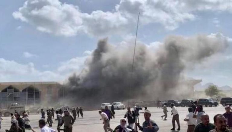 أعمدة الدخان تتصاعد من مطار عدن الدولي 
