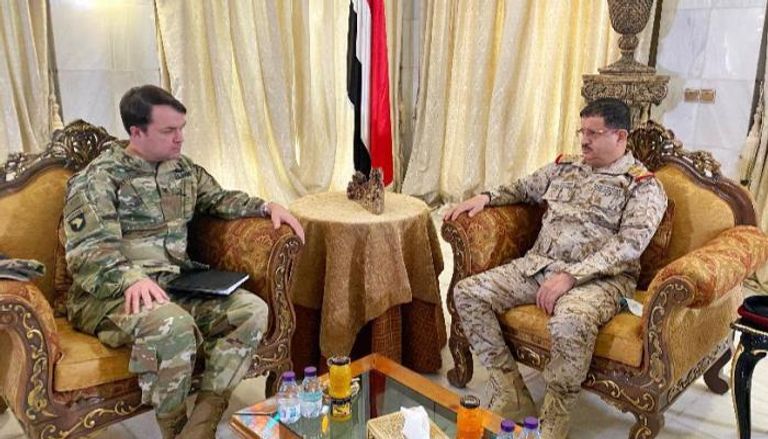 جانب من لقاء وزير الدفاع اليمني والمسؤول العسكري والأمني الأمريكي