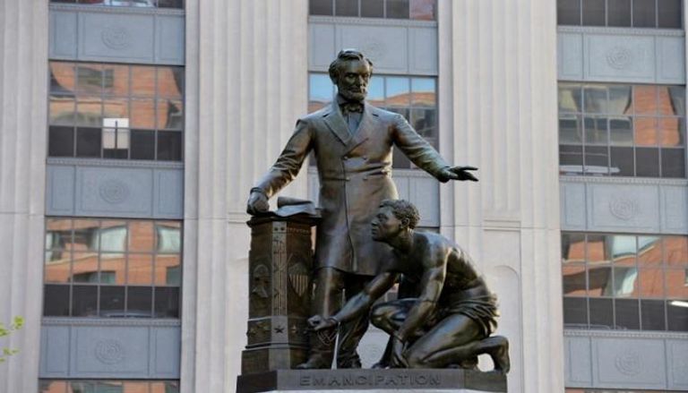 تمثال يجسد أبراهام لينكولن بجانب عبد محرر في ساحة بارك سكوير في بوسطن 