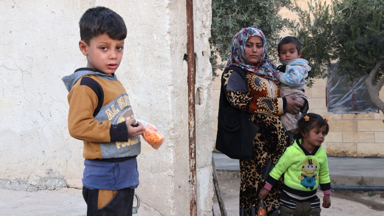 نازحون من بلدة عين عيسى السورية جراء القصف التركي المتواصل القصف التركي على بلدة عين عيسى حول حياة السوريين لجحيم