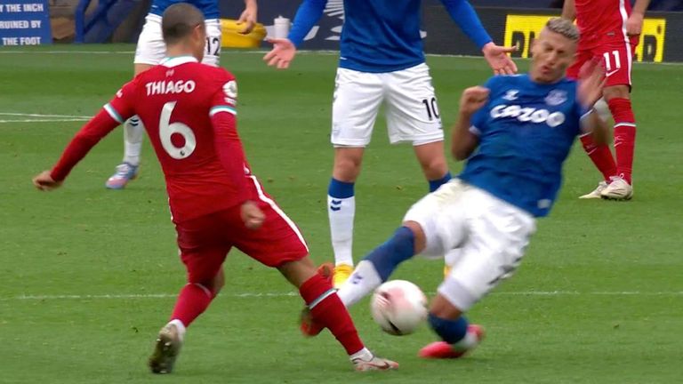 إصابة ألكانتارا في مباراة ليفربول وإيفرتون تياجو ألكانتار