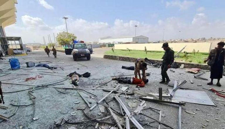 جانب من آثار الهجوم الإرهابي على مطار عدن