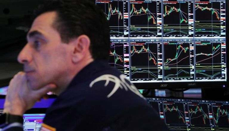 متداول يتابع حركة الأسهم في بورصة نيويورك - رويترز