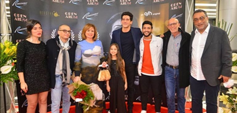 صناع الفيلم في صورة تذكارية