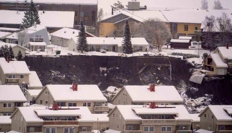 البحث عن 10 مفقودين بعد انهيار أرضي في النرويج