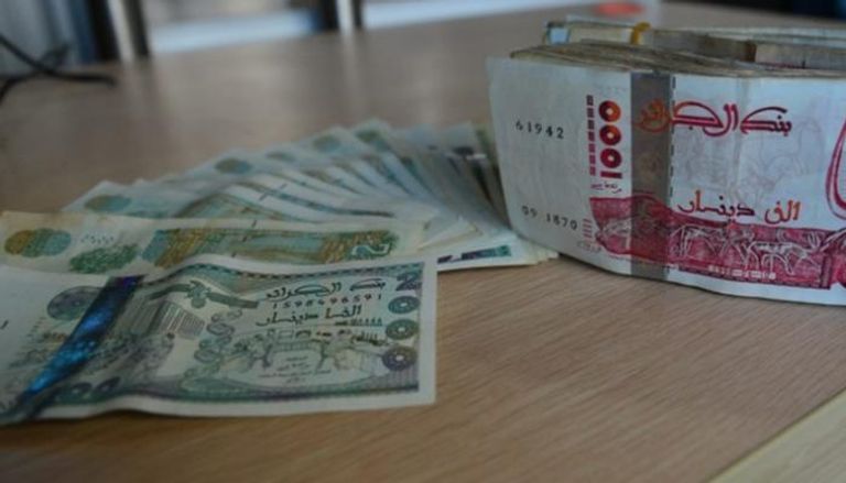 عملات ورقية من الدينار الجزائري