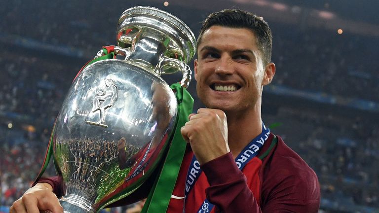 كريستيانو رونالدو يحمل كأس أمم أوروبا 2016 كريستيانو رونالدو