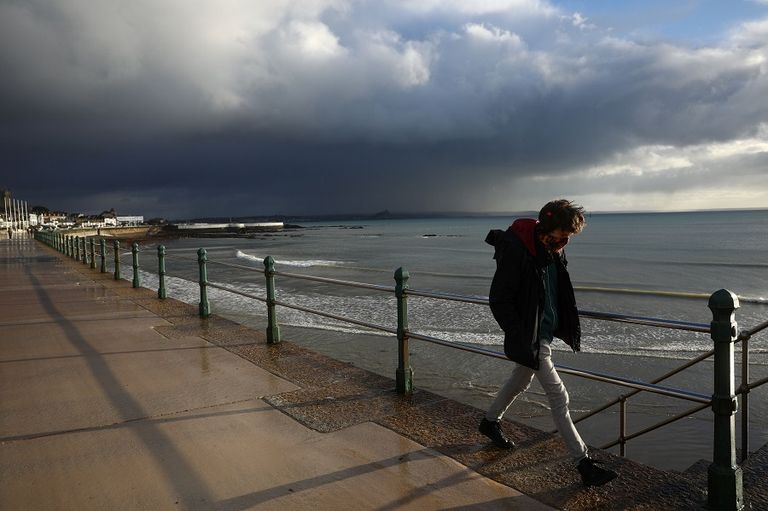 بريطانيا تواجه طفرة إصابات بالسلالة الجديدة من كورونا