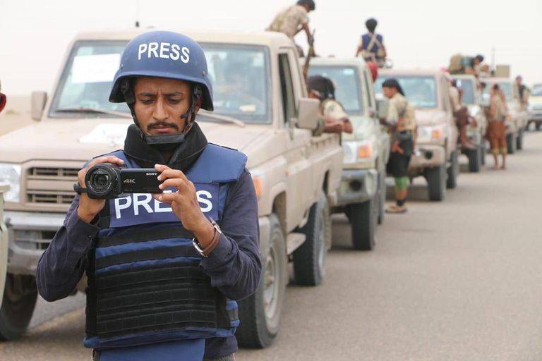 الجنابي خلال أداء عمله الصحفي الجناني شهيد الإرهاب الحوثي الإيراني بين أطفال يمنيين