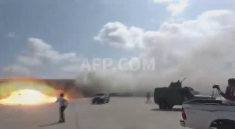 صورة متداولة أثناء سقوط الصاروخ أمام الجنابي مباشرة الجناني شهيد الإرهاب الحوثي الإيراني بين أطفال يمنيين